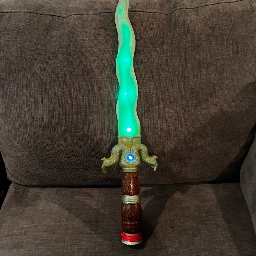 Disney's Raya And The Last Dragon - Raya's Action & Adventure Sword Dress Up
